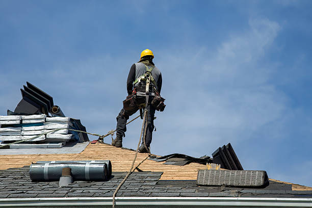 Professional Roofing technician working in Como, WI